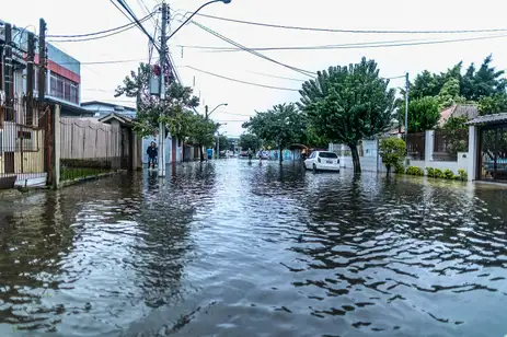 A cidade de Canoas enfrenta uma emergência devido às enchentes, com mais de 50 mil pessoas em áreas de risco afetadas pelos alertas de evacuação. A Defesa Civil precisa de barcos e voluntários aptos para auxiliar no resgate dos moradores. Foto: Thiago Guimarães/ PMC