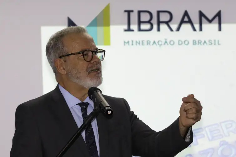 O diretor do IBRAM, Raul Jungmann, discursa durante celebração dos 46 anos do Instituto Brasileiro de Mineração (Ibram),