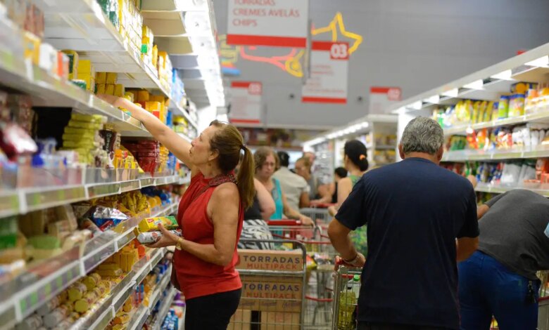 Intenção de consumo das famílias cresce pelo terceiro mês