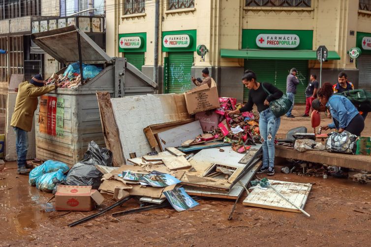 Porto Alegre (RS), 20/05/2024 – CHUVAS RS- LIMPEZA - Comerciantes retiram entulho e limpam lojas para retomar os negócios no Centro Histórico de Porto Alegre. Foto: Rafa Neddermeyer/Agência Brasil